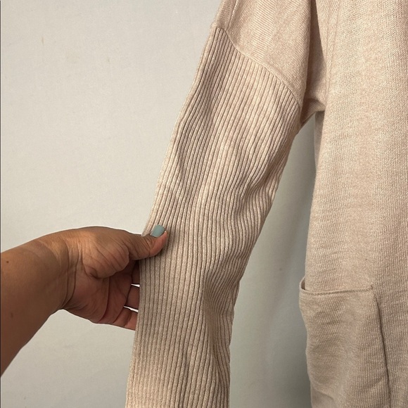 D&Co Light Tan Knit Pullover Vneck Sweater with Front Pockets Size Large - Picture 4 of 12